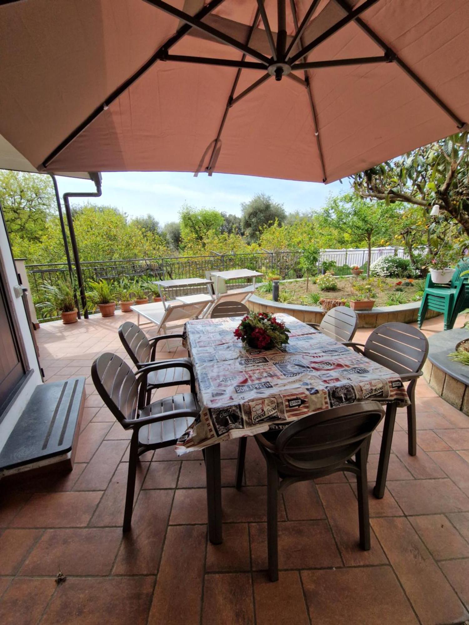 Il Giardino Dei Gigli Lägenhet Meta Exteriör bild