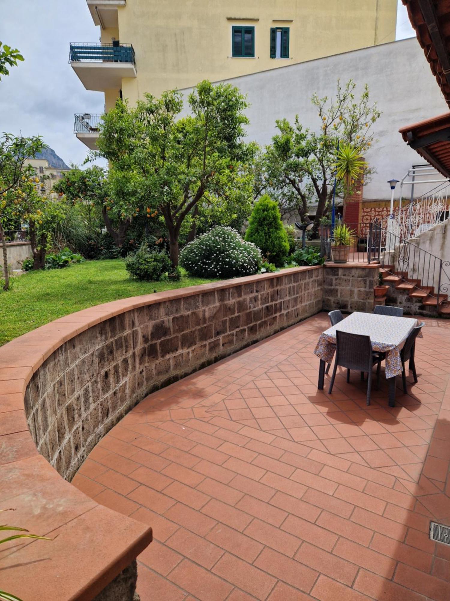 Il Giardino Dei Gigli Lägenhet Meta Exteriör bild